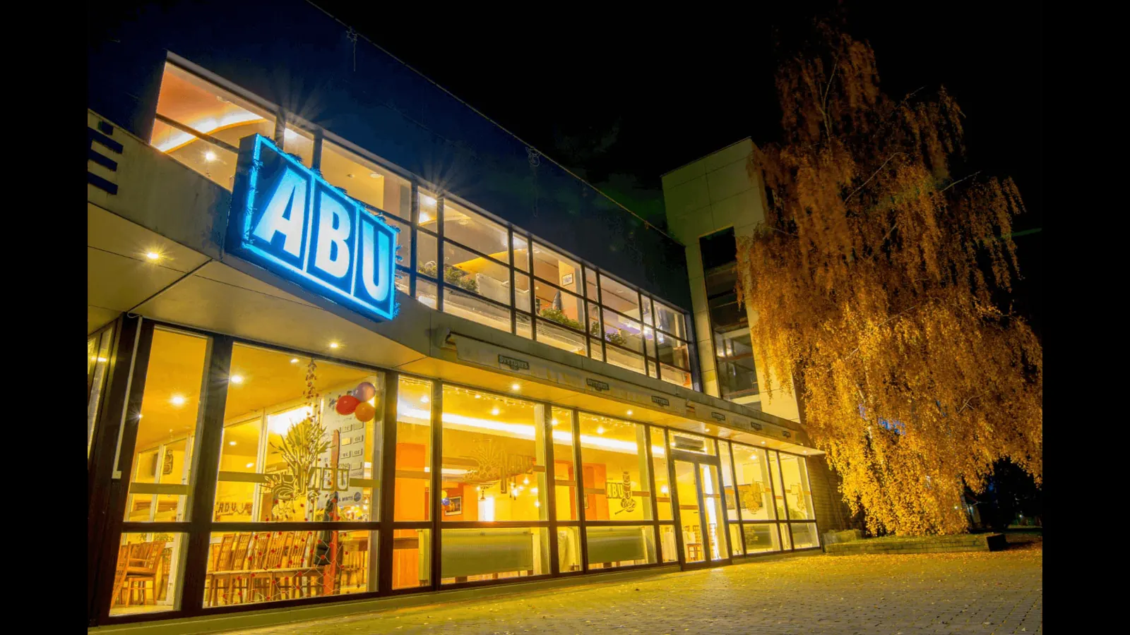 Kavinės ABU pastatas Utenoje vakare